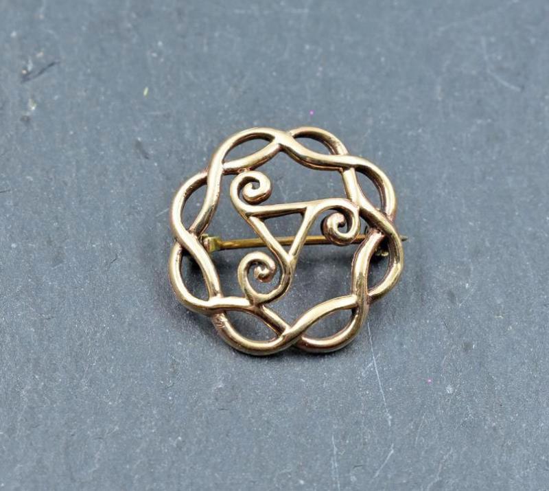 Kleine keltische Brosche mit Triskele aus Bronze